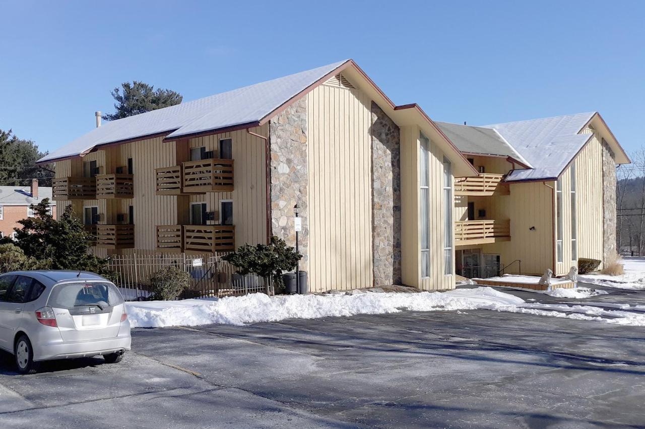 Simsbury Iron Horse Inn מראה חיצוני תמונה