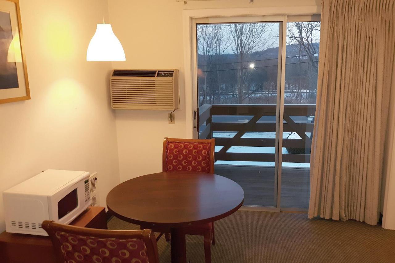 Simsbury Iron Horse Inn מראה חיצוני תמונה