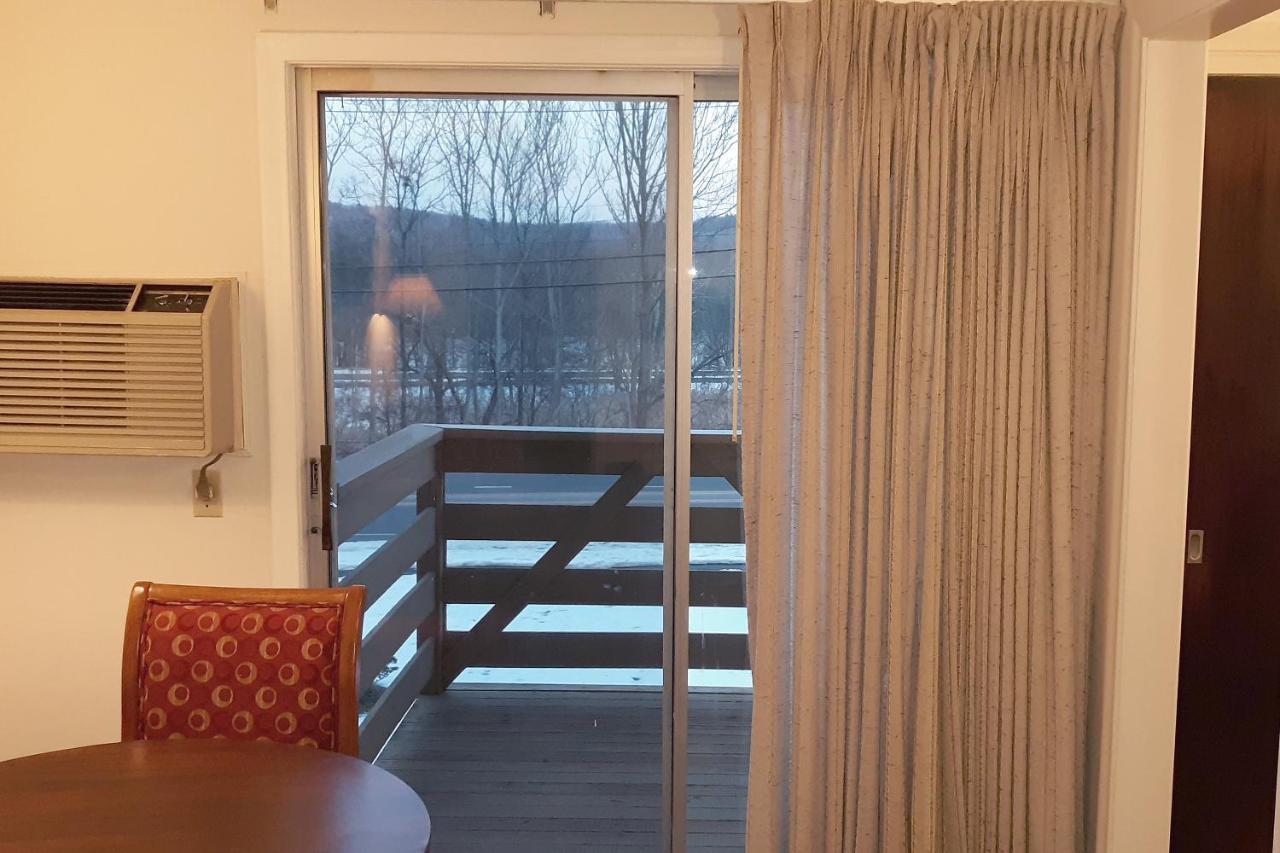 Simsbury Iron Horse Inn מראה חיצוני תמונה